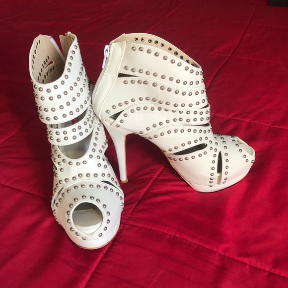 🔲⚫️”NWB”⚫️🔲 UNIQUE WHITE STUDDED PLATFORMS HEELS - Picture 2 of 7